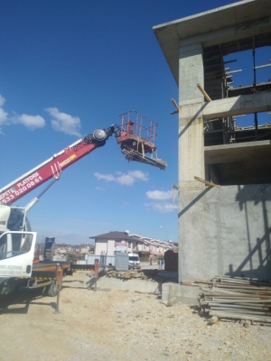 Üçevler Nilüfer Hatun Camii, İnşaattan Direk indirme çalışması