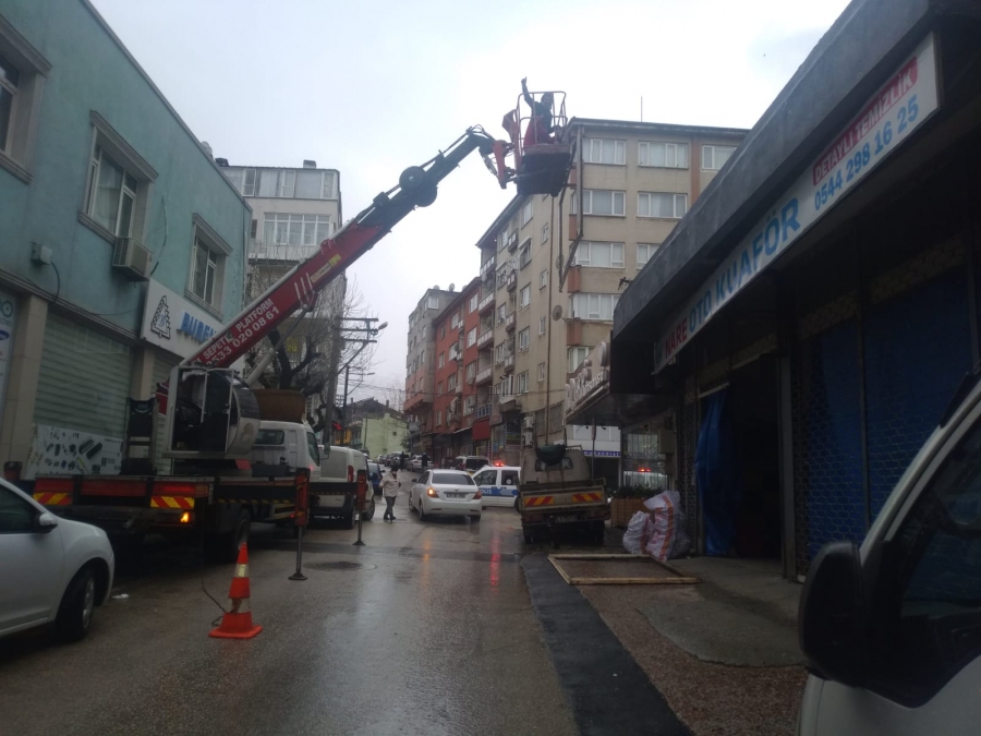Celal Bayar Caddesi Osmangazi, Çatıdan Demir Çerçeve İndirme Çalışması